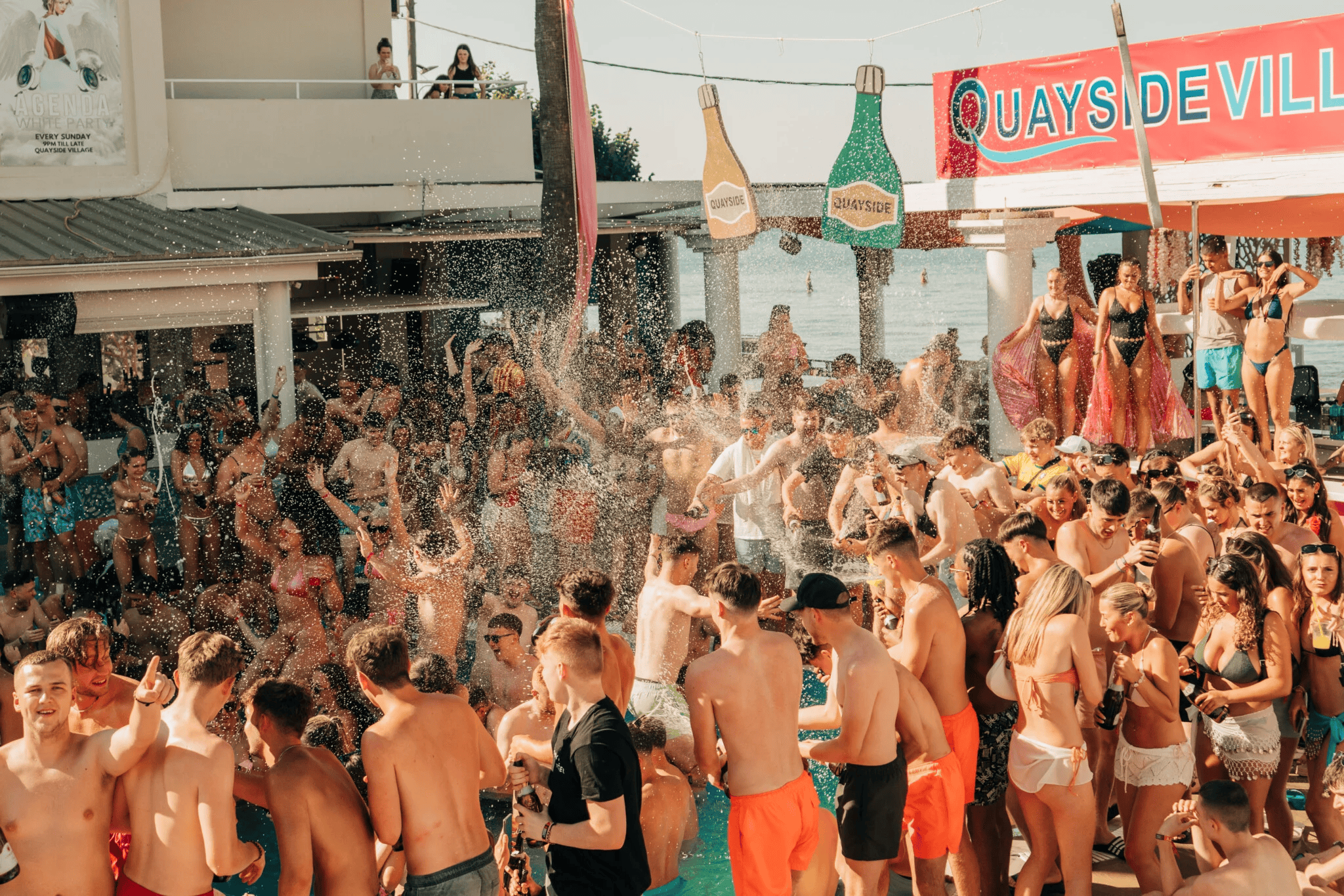 Kavos: Champagner-Session im Newquay Beach Club