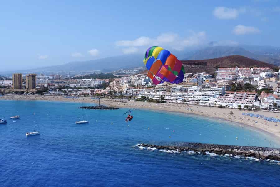 Teneriffa: Das höchste Parasailing-Erlebnis auf Teneriffa. Foto: GetYourGuide Teneriffa: Das höchste Parasailing-Erlebnis auf Teneriffa. Foto: GetYourGuide