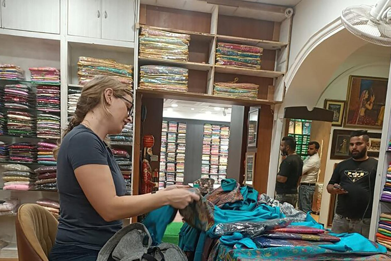 Delhi: Privat shoppingtur med lokal guide och transferResa med endast luftkonditionerad bil, chaufför och guide