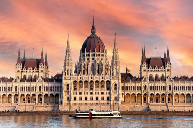 Budapest: Premium Sightseeing Cruise with Tokaj Frizzante