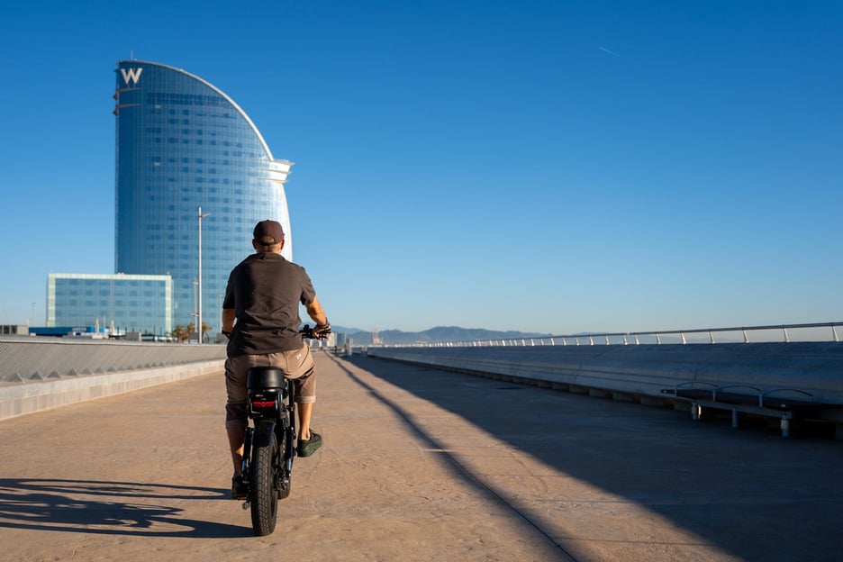 Barcelona: E-Fatbike Rental, explora la ciudad con una brisa