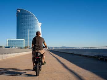 Barcelona: Wypożyczalnia e-rowerów, zwiedzaj miasto z wiatrem