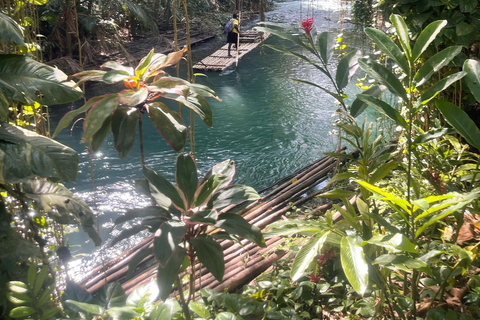 Excursión de un día en balsa de bambú por el río Martha Brae y safari por el pantanoDesde Montego Bay