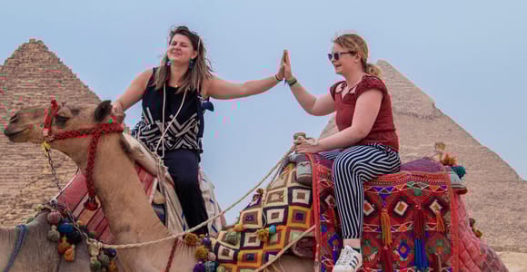 Gizeh: Pyramiden- und Ägyptisches Museum mit weiblicher Führung