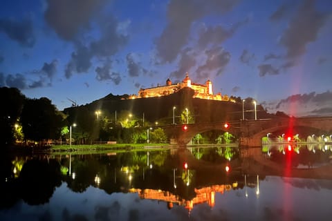 Würzburg: Sommernacht-Stadtführung mit Sekt, Wein & süßer Überraschung