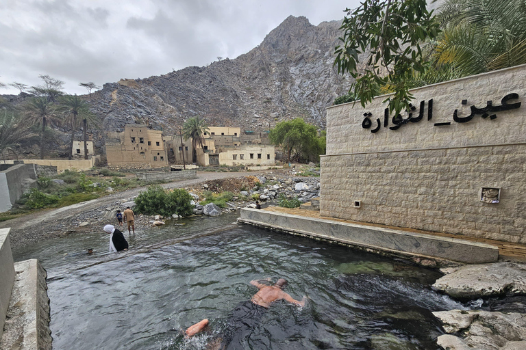 Tour privato di un giorno a Nakhal, Rustaq e alle sorgenti termali