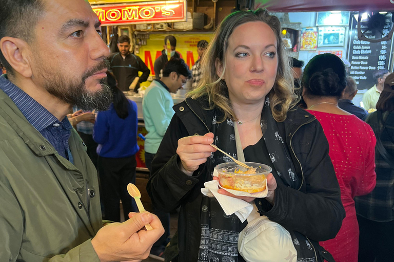 La mejor excursión nocturna de 3 horas por la comida callejera y los bazares locales de AgraComida callejera y bazar local en Tuk-Tuk