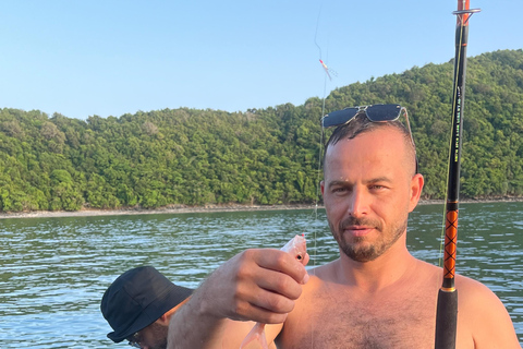 Phuket : excursion en yacht avec déjeuner sur les îles Coral et RachaPhuket : excursion en yacht vers les îles Coral et Racha avec déjeuner