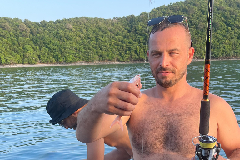 Phuket : excursion en yacht avec déjeuner sur les îles Coral et RachaPhuket : excursion en yacht vers les îles Coral et Racha avec déjeuner