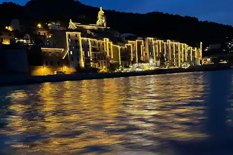 Cinque Terre: tour privato in barca al mattino o al tramonto