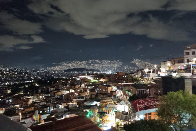 Medellín: Comuna 13 Night Tour - Full Experience with Dinner Medellín: Night Tour of Comuna 13 with a gastronomic experience