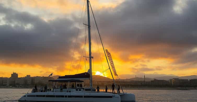 Barcelona: Daytime or Sunset Cruise with Drinks