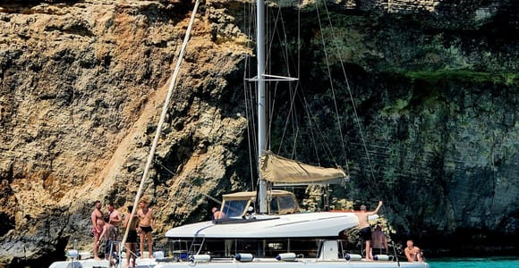 St. Paul&#39;s Bay: Half-Day Scenic Catamaran Tour with Drinks