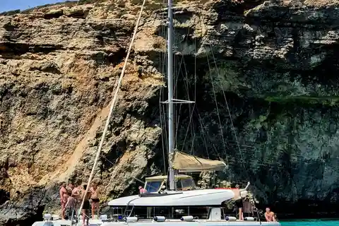 St. Paul's Bay: Halbtagestour mit Luxus-Katamaran und Getränken