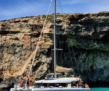 St. Paul's Bay: Half-Day Luxury Catamaran Tour with Drinks
