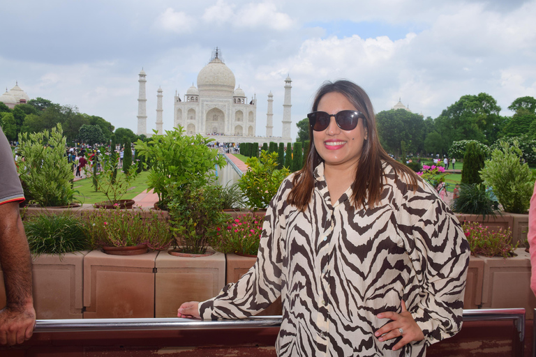 From Delhi: Taj Mahal & Agra Trip by Gatimaan Express Train All Inclusive Chair Car Train, Car, Guide, Ticket, Lunch
