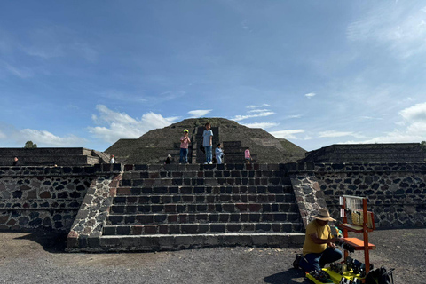 Mexico City: Private Teotihuacan and La gruta Half Day Tour