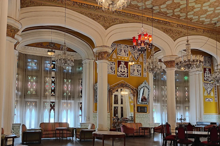 Wycieczka z przewodnikiem po pałacu w Bangalore z biletem wstępuWycieczka z przewodnikiem po pałacu w Bangalore wraz z biletem wstępu