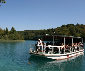 Plitvice Lakes: Guided Walking Tour with Boat Ride