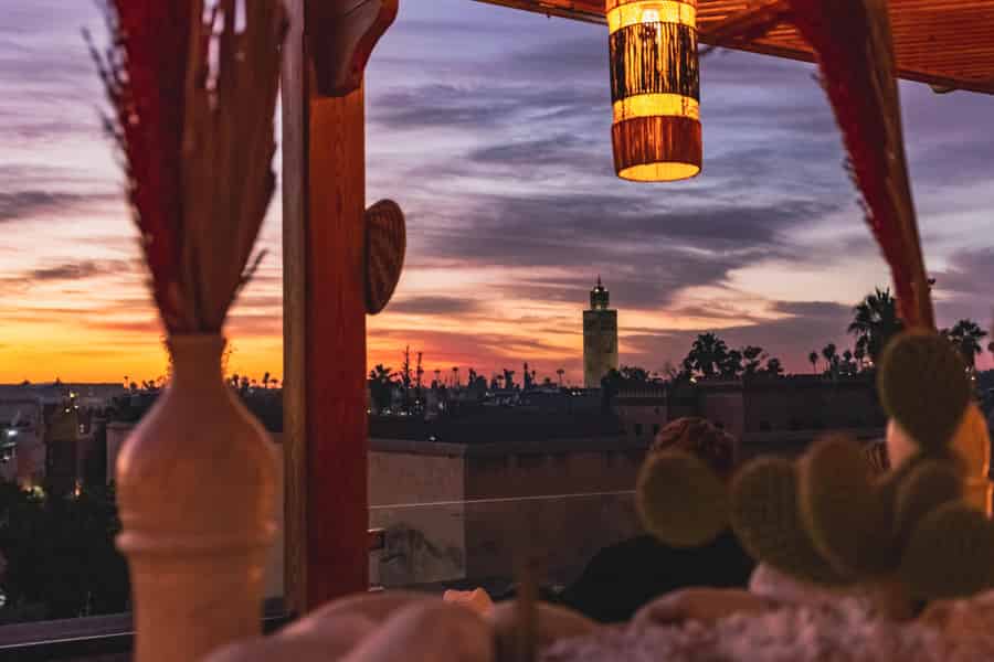 Marrakech: Abendessen auf der Dachterrasse mit Blick auf die Koutoubia. Foto: GetYourGuide Marrakech: Abendessen auf der Dachterrasse mit Blick auf die Koutoubia. Foto: GetYourGuide