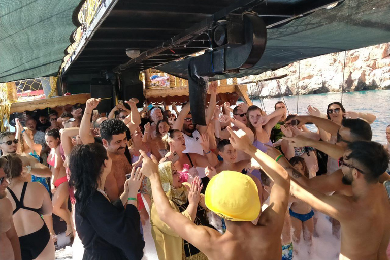 Excursión en barco pirata por Alanya con cuevas marinas y vistas de la costaPIRATA + AMANECER 2 HORAS DE VIAJE