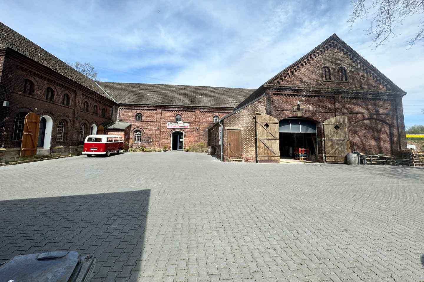 Bochum: Wine tasting with a VW T2 Bulli