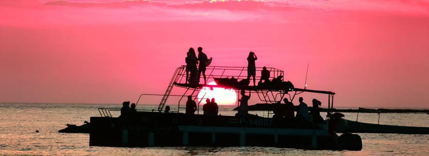Tamarindo : Visite publique du catamaran Pacific Lounge au coucher du soleil