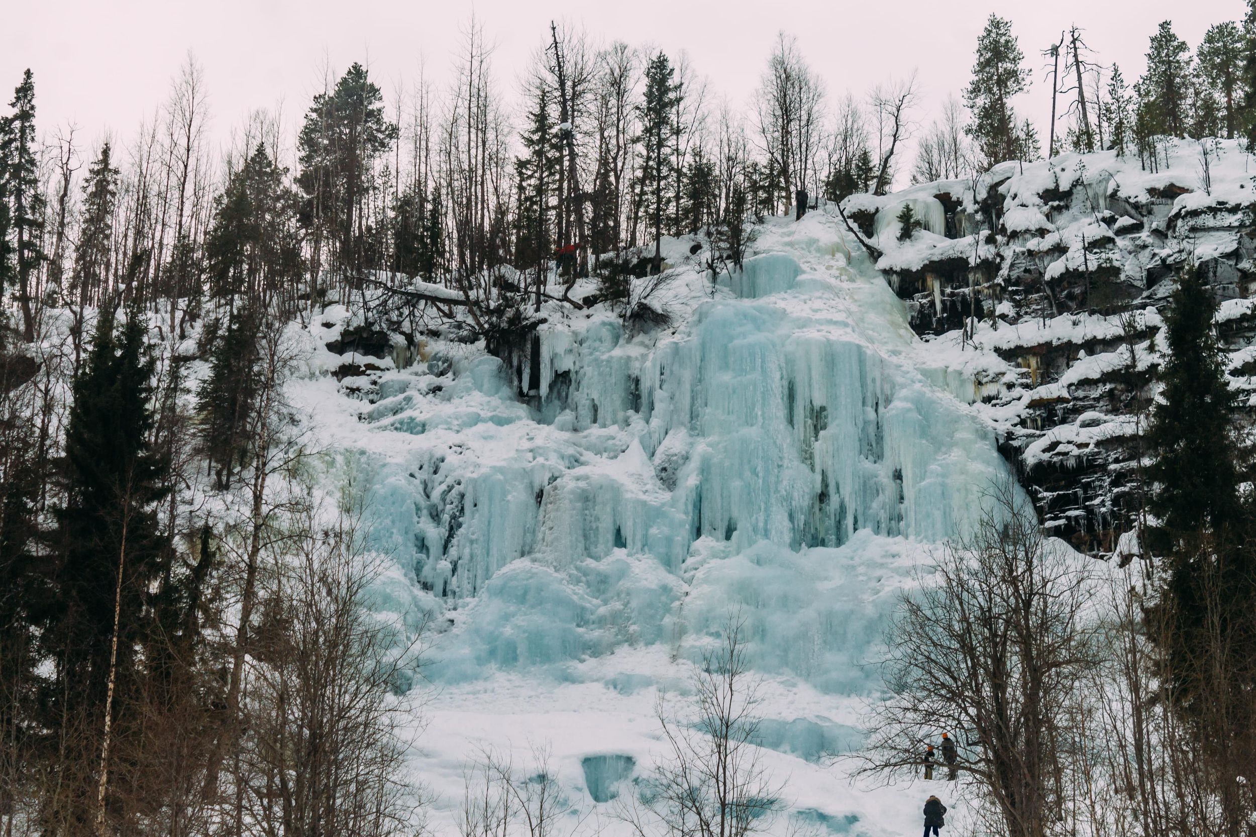 Korouoma-Schlucht: Gefrorene Wasserfälle Wanderung & BBQ Erlebnis