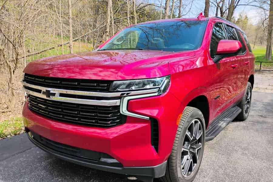 Weintour OHNE BUS in einem kirschroten Chevy Tahoe RST. Foto: GetYourGuide Weintour OHNE BUS in einem kirschroten Chevy Tahoe RST. Foto: GetYourGuide