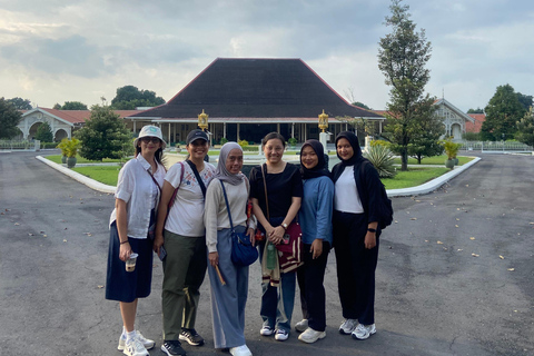 Yogyakarta: Pakualaman Royal Palace Walking Tour with Jamu