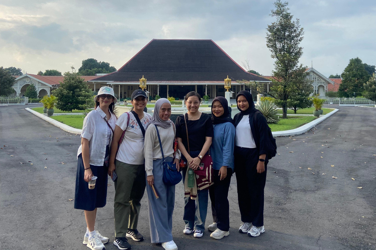 Yogyakarta: Pakualaman Royal Palace Walking Tour with Jamu