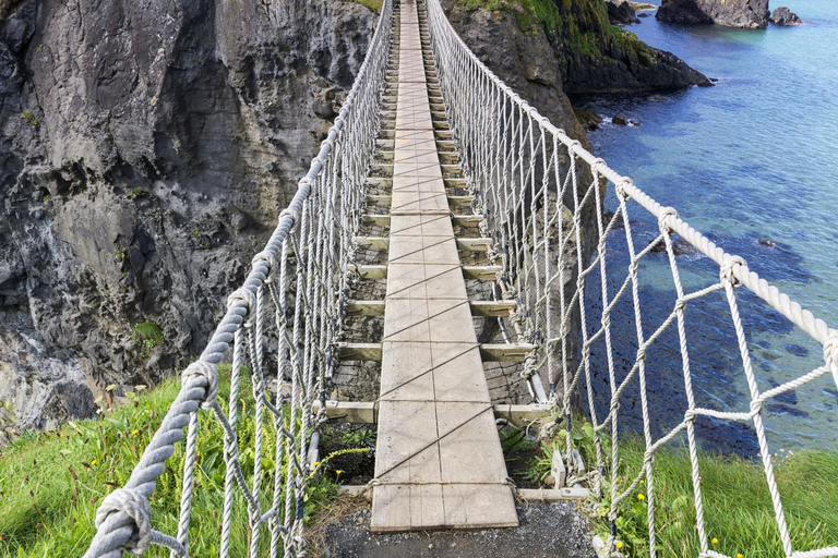 Belfast: Private Derry Transfer Tour via Giant's Causeway