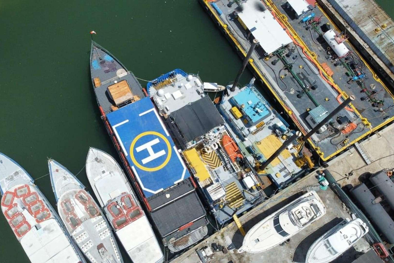 Helicopter Flight Over Tierra Bomba, VIP Bay Tour, Lunch, and Open Bar Helicopter Flight in Tierra Bomba Tour Bahía VIP, Lunch and Open Bar