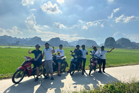 نينه بينه: غروب الشمس من كهف موا ومشي هوا لو ليلاًسيارة جيب قديمة للجيش الأمريكي