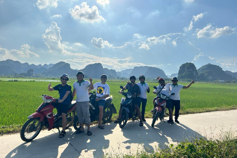 نينه بينه: غروب الشمس من كهف موا ومشي هوا لو ليلاًسيارة جيب قديمة للجيش الأمريكي