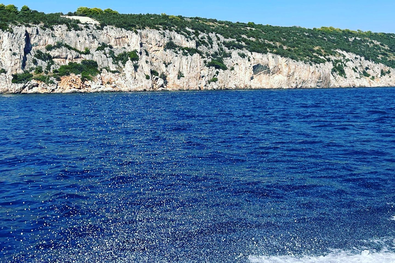 Ze Splitu/Trogiru: Błękitna Laguna i 2 wyspy - pół dnia prywatnieZe Splitu: prywatna półdniowa wycieczka do Błękitnej Laguny i Šolta Nečujam