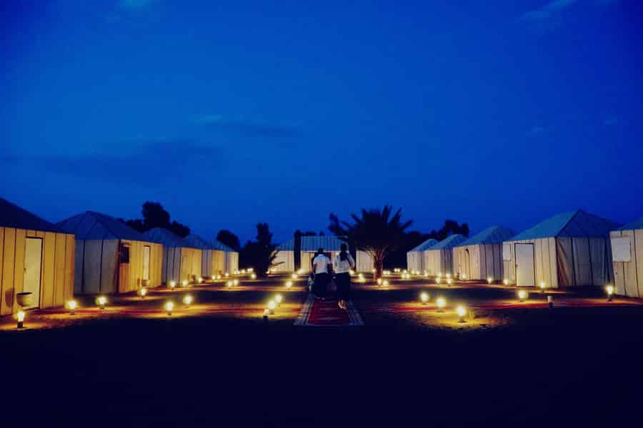 Ab Merzouga: Wüstenübernachtung im beheizten Zelt und Kamelritt. Foto: GetYourGuide