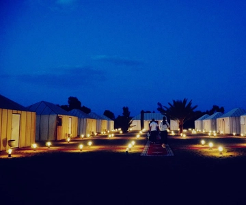 Desde Merzouga: Noche en el desierto en tienda climatizada y paseo en camello