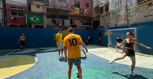 Rio: Besichtigung und FIFA-Fußballplatz im Herzen der Favela Tavares Bastos
