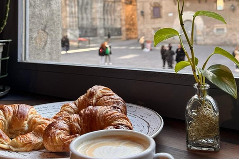 Barcelona: Cathedral & Rooftop Private Tour & Catalan Treat English Guided Tour with Virtual Reality (No Breakfast)