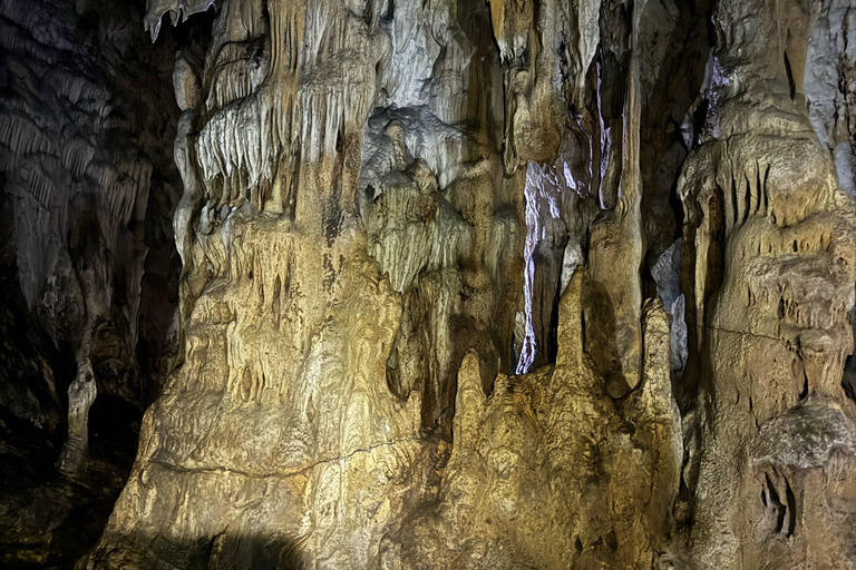 地拉那：佩特雷拉城堡与黑洞洞穴之旅（含当地午餐）