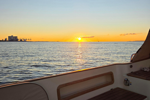 Lisbon: Tagus Motorboat Cruise Open Bar & Pro Guide Morning: Breakfast Motorboat Cruise with Open Bar