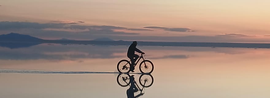 Uyuni : visite guidée à vélo du salar d'Uyuni avec déjeuner