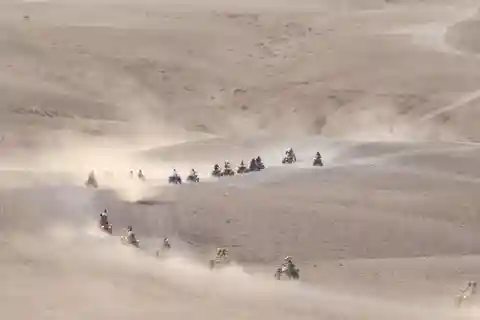 Agafay-ørkenen: Quad og ridetur på kamel i solnedgang med middagsshow