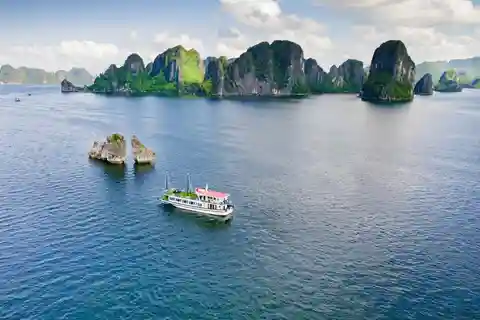 Lo mejor del crucero de un día por Halong con visitas en grupo grande y pequeño