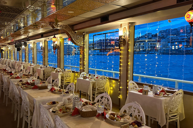 Istanbul: Silvester-Bosporus-Kreuzfahrt mit Dinner-OptionTreffpunkt - Kreuzfahrt mit Abendessen