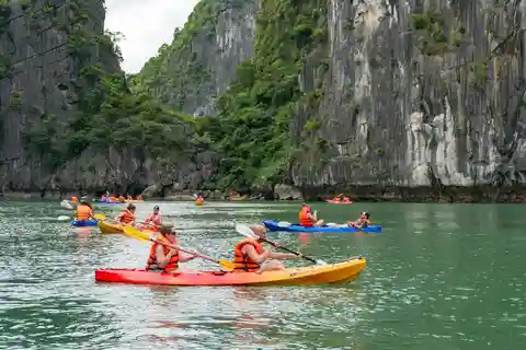 Desde Hanoi: Crucero de un día por la bahía de Ha Long con kayak y almuerzo