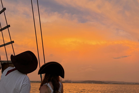 Cartagena, CO: Sunset Skyline Pirate Boat Tour z otwartym barem