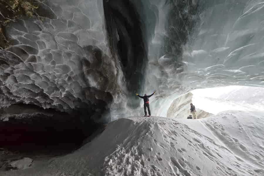 Schneeschuhwanderung zur Eishöhle des Castner Gletschers. Foto: GetYourGuide