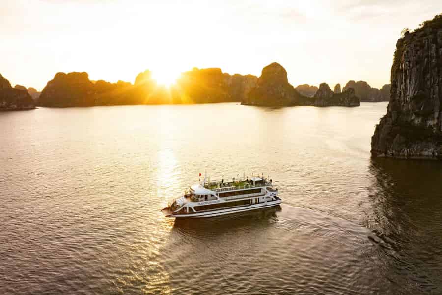 Ab Hanoi: Halong Bay Deluxe Cruise Tagestour. Foto: GetYourGuide Ab Hanoi: Halong Bay Deluxe Cruise Tagestour. Foto: GetYourGuide
